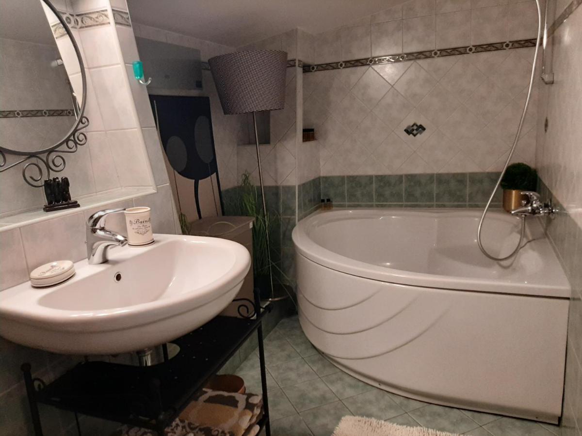 Arena Design Apartments With Free Private Parking And With A Terrace พูลา ภายนอก รูปภาพ